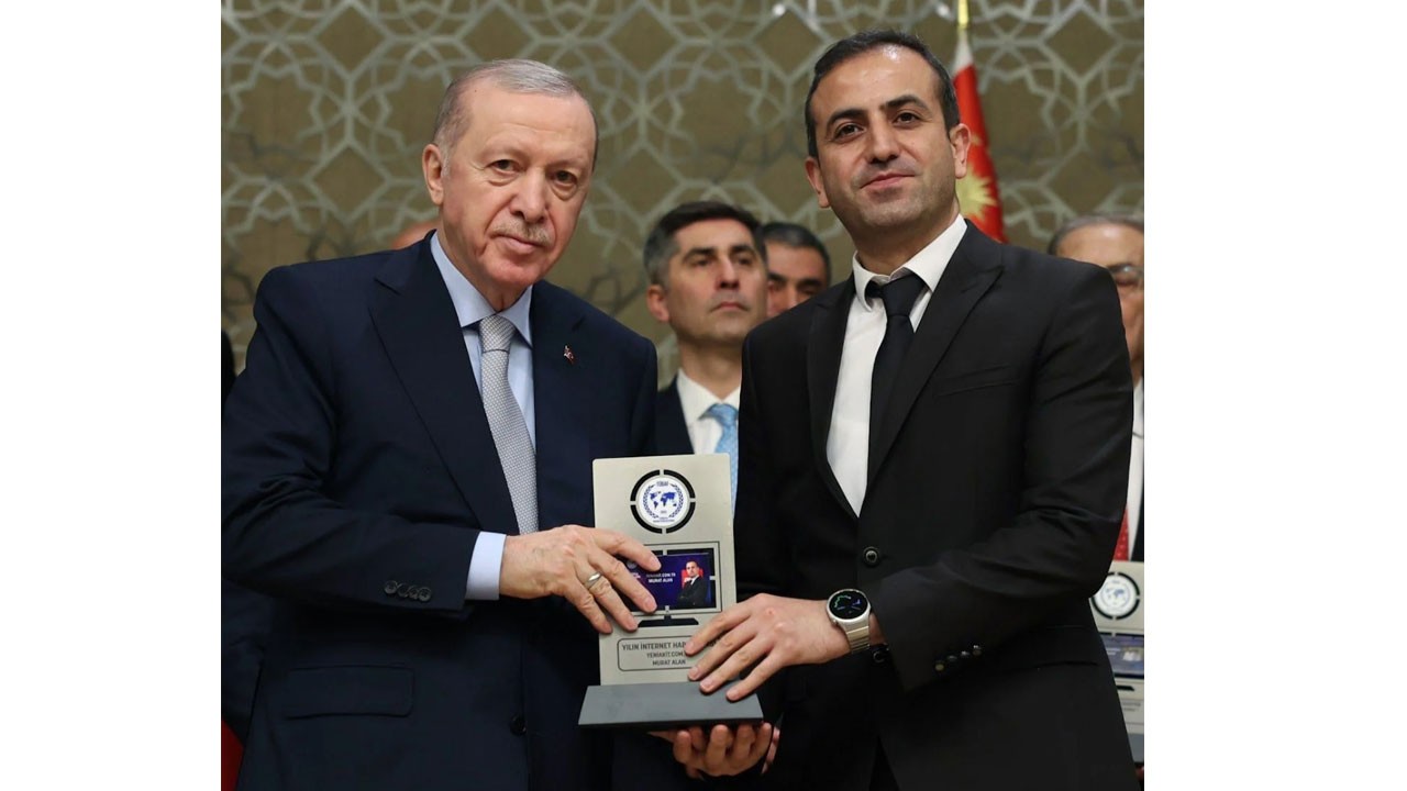 Daima inananların ve mazlumların yanında! Yılın internet haber sitesi yeniakit.com.tr'ye tebrik yağdı