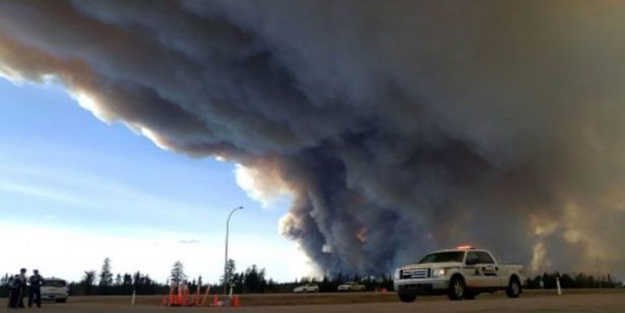 Dakikada 40 metre ilerleyen orman yangını durdurulamıyor!