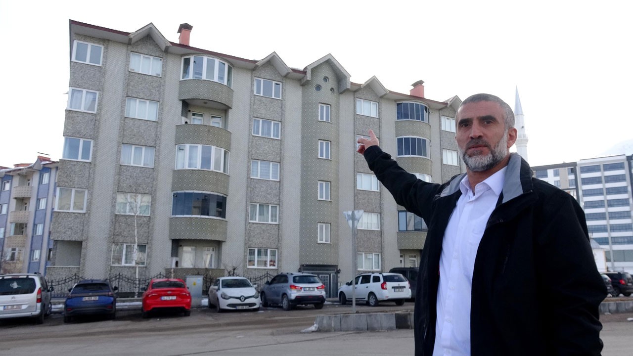 Dakikalarca asılı kaldı! Çatıda can pazarı