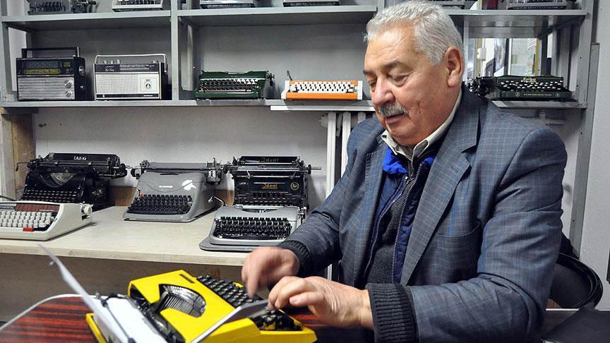 Daktilo sevdasından vazgeçmiyor