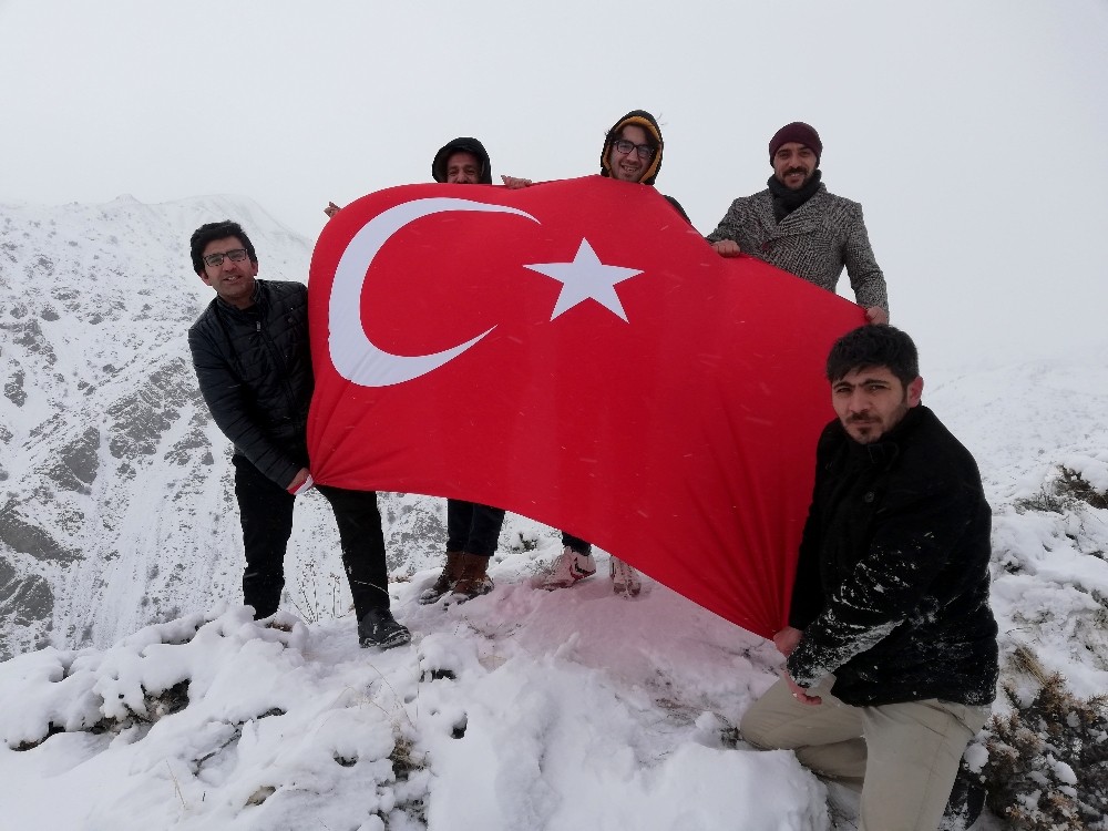 Dalgalandırdıkları Türk bayrağı ile Yunan Vekil Lagos’u kınadılar 