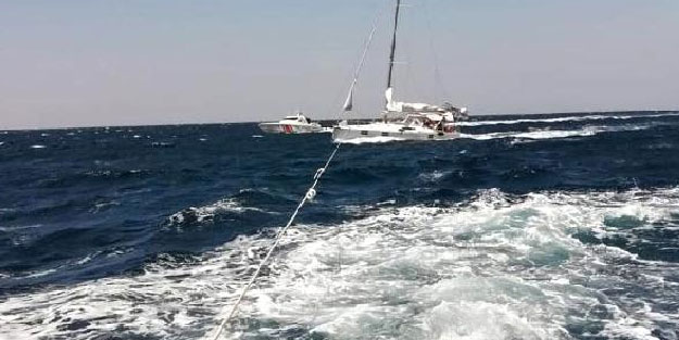 Dalgalar nedeniyle karaya oturan teknenin imdadına sahil güvenlik yetişti