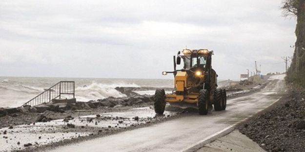 Dalgalar araçları vurdu