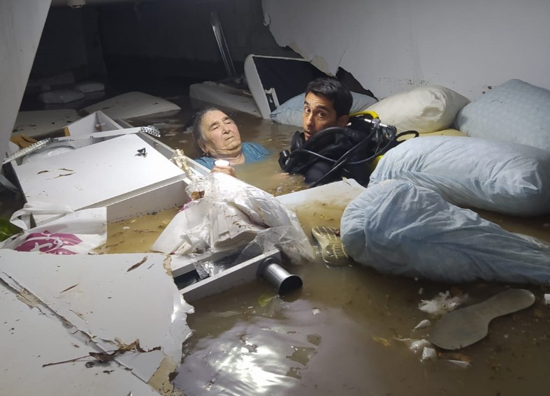 Dalgıcın sel sularında kurtardığı yaşlı kadının korona testi negatif çıktı 