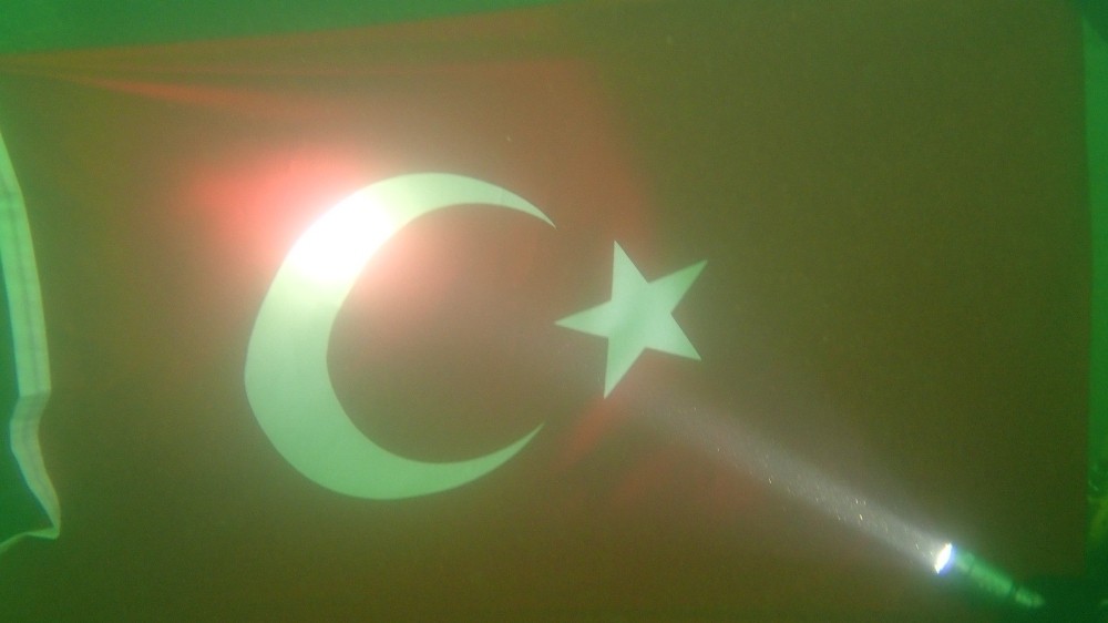Dalgıçlar, baraj gölünün 30 metre altında Türk bayrağı açtı 