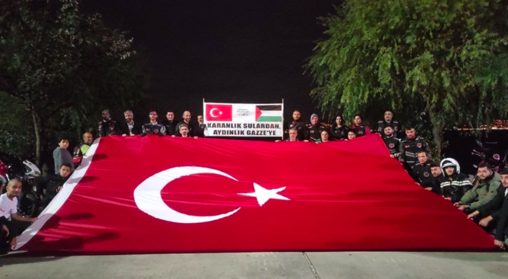 Dalgıçlar Gazze'ye destek için su altında pankart açtı