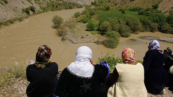 Dalgıçlar, Hakkari Zap Suyu'nda 60 yaşındaki kadını arıyor