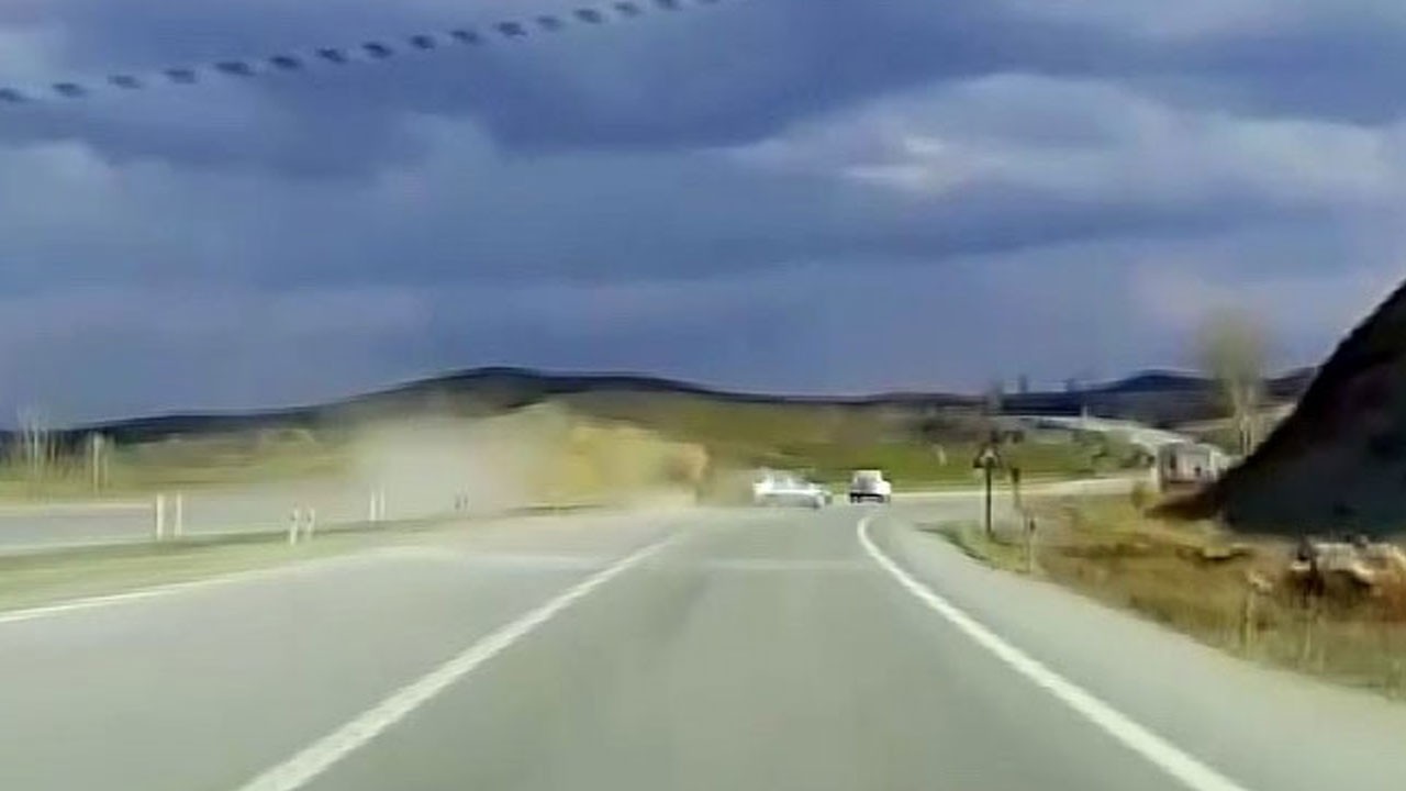 Dalgın sürücü şarampole uçtu! O anlar başka aracın kamerasına yansıdı