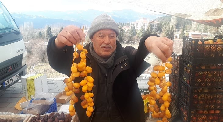 Dalında taze hurma ilgi görüyor 