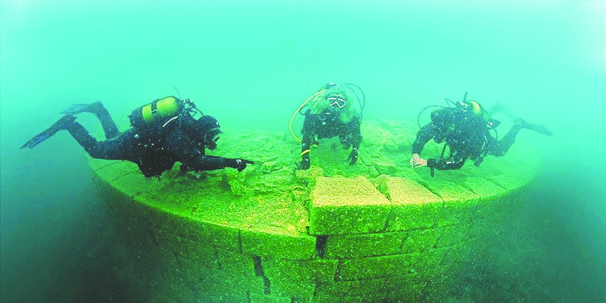 Dalış tutkunları Van Gölü’nde keşifte