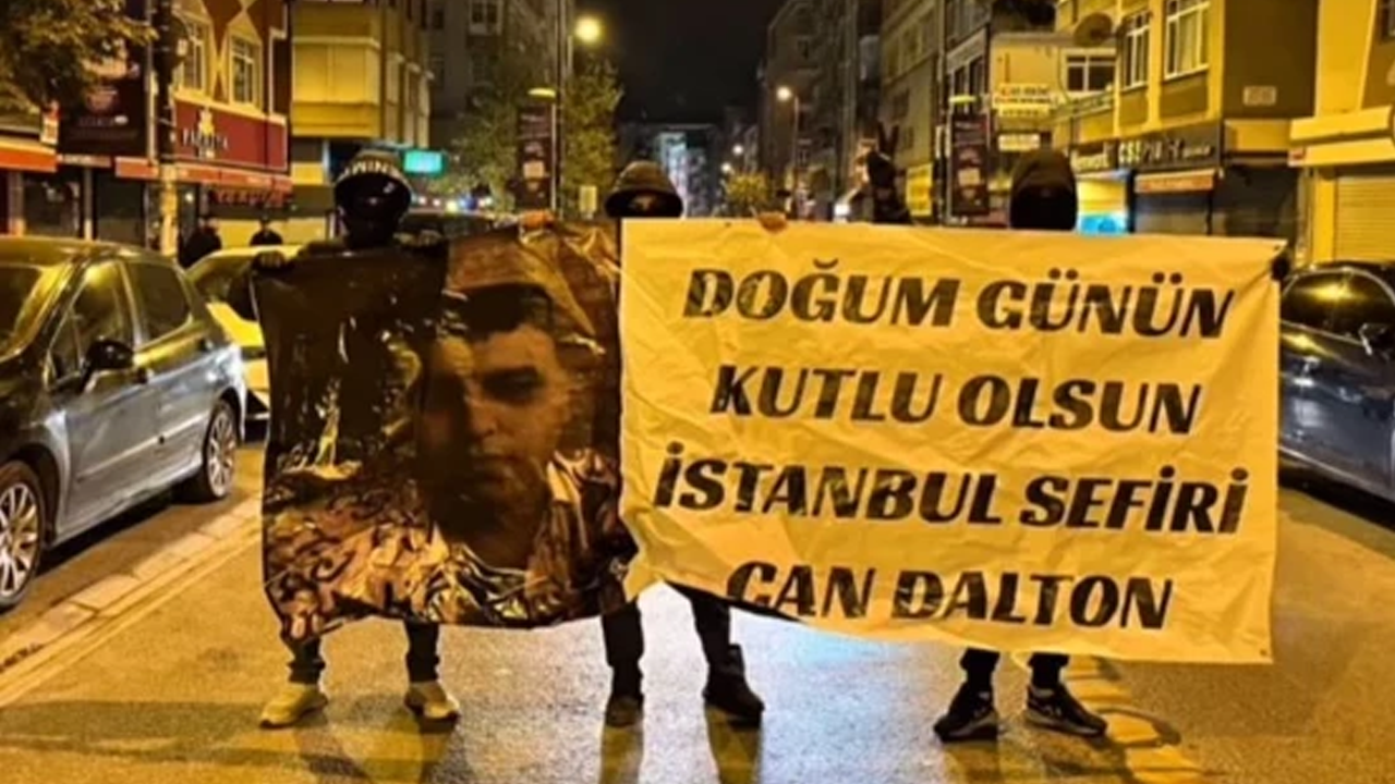 Daltonlar çetesi uzun namlulu silahlarla doğum günü kutlaması yaptı!