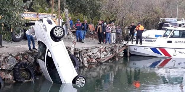 Dalyan Kanalına devrilen araçta bulunan 2 kişiyi jandarma kurtardı