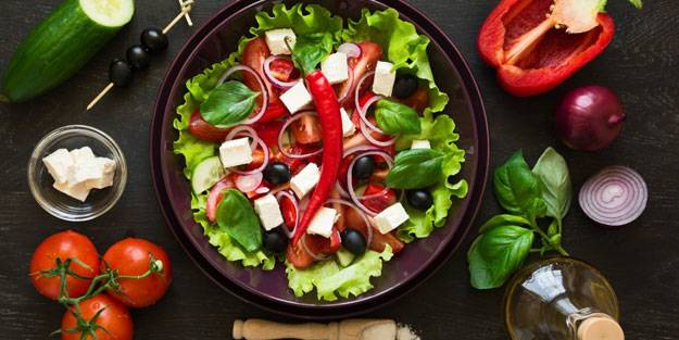 Damar ve kalp dostu kuersetin içeren yiyecekler