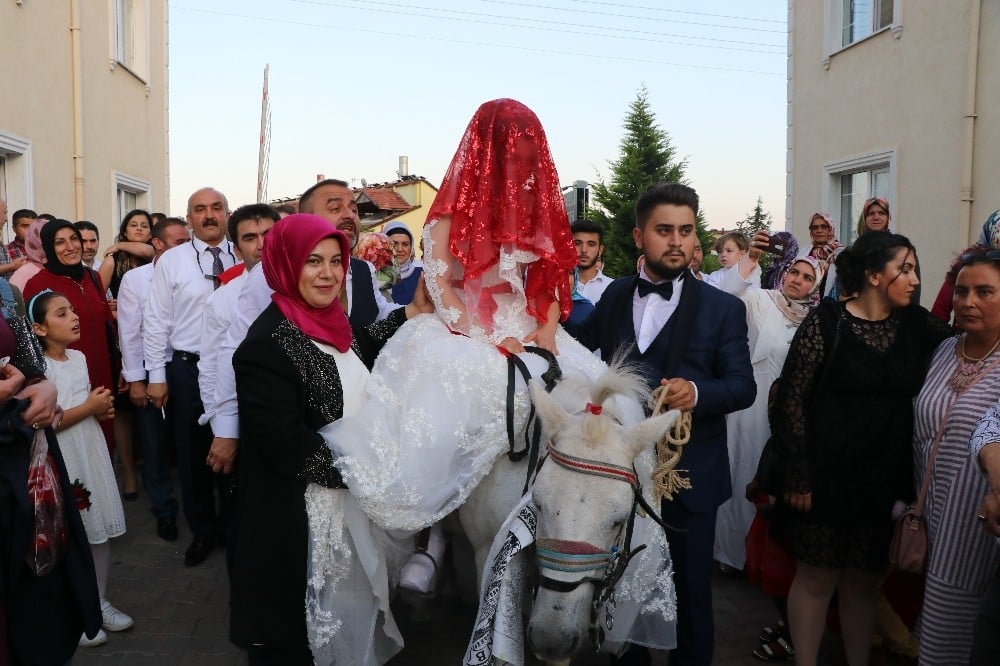 Damat gelini almaya otomobil yerine atla gitti 