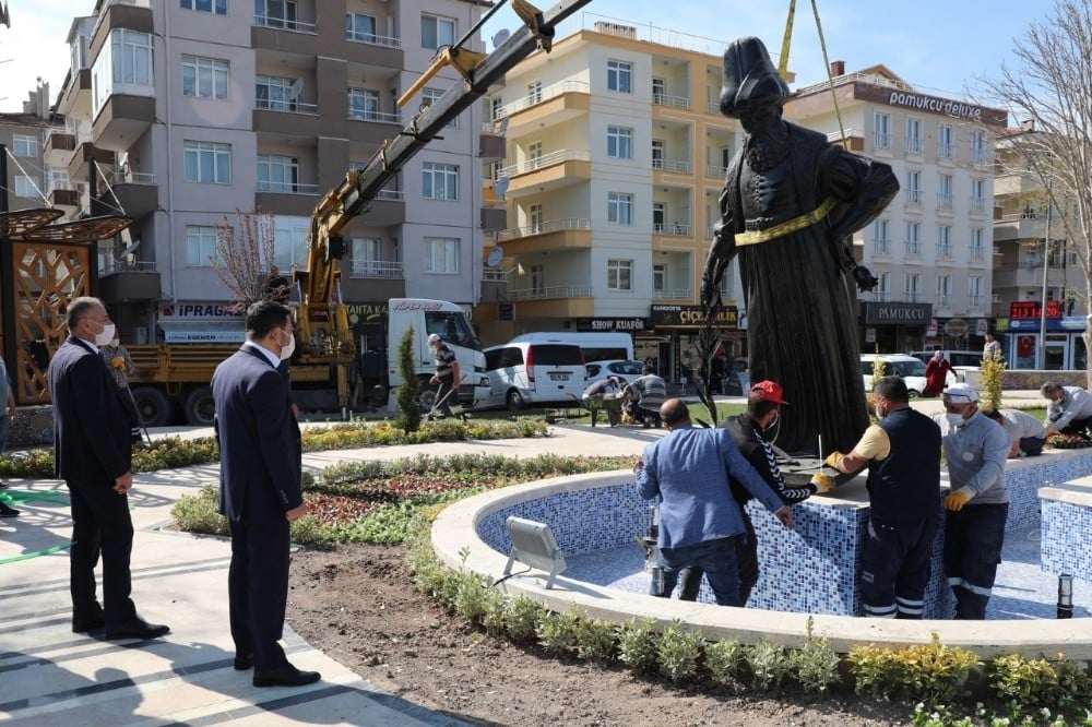 Damat İbrahim Paşa heykeli yeni yerine taşındı 