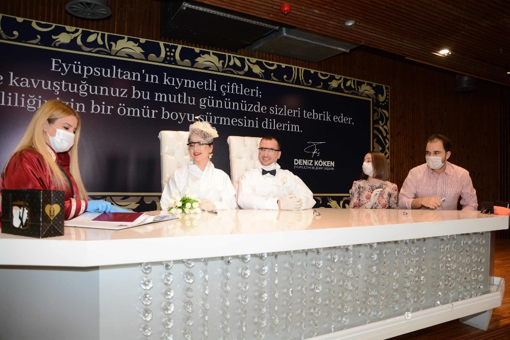 Damat ve gelinlik yerine tulumlarını giyip mutluluğa ‘evet’ dediler 
