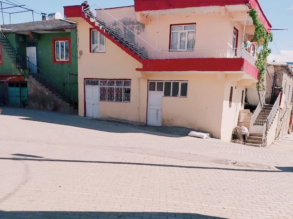 Damdan düşen kadın ağır yaralandı 