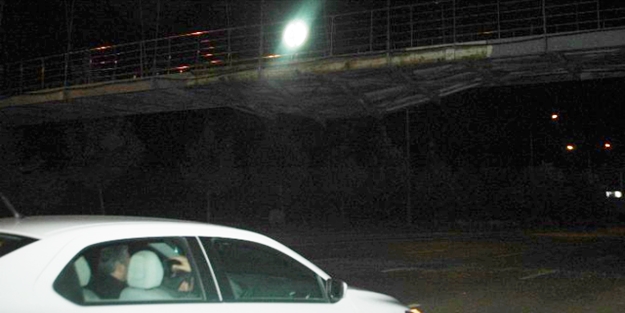 Damperi açılan kamyon üst geçide çarptı!