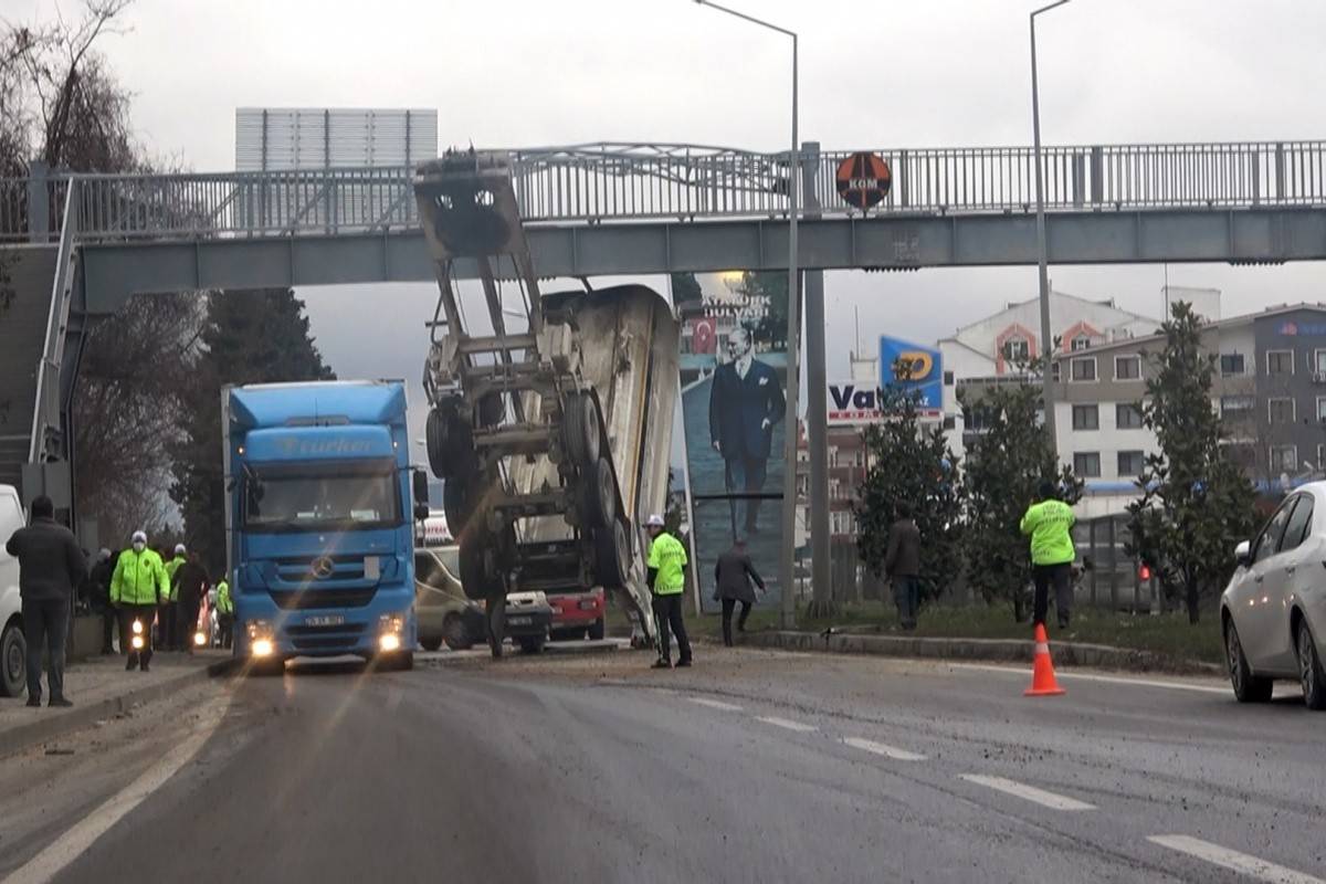 Damperi açılan kamyon üst geçit ve banka aracına çarptı