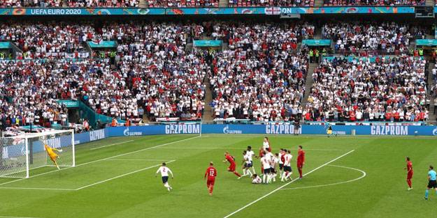 Damsgaard'dan İngiltere'ye harika frikik golü