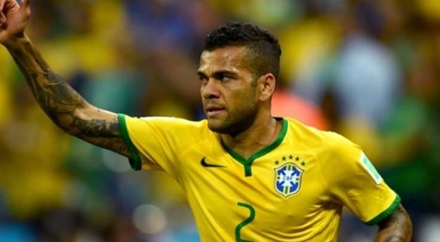 Dani Alves'in ayağı kırıldı