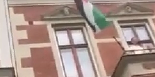 Danimarka Kralı, eline Filistin bayrağı aldı