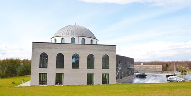 Danimarka'da cami gözyaşları ve dualarla açıldı