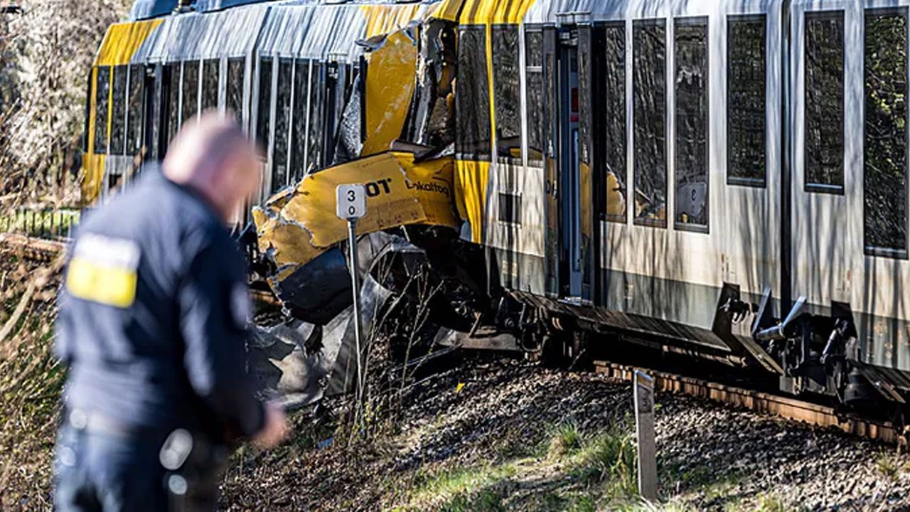 Danimarka’da korkunç kaza! İki tren kafa kafaya çarpıştı