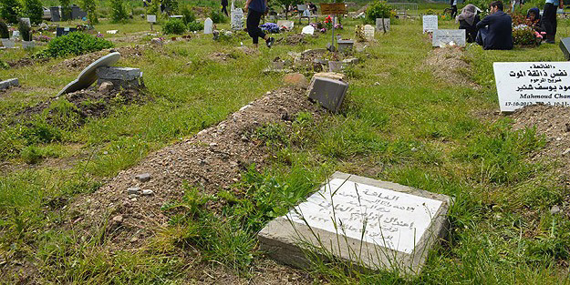 Müslüman mezarlığına saldırdılar