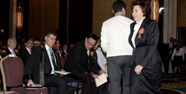 Danıştay Başkanı Feyzioğlu'nun elini sıkmadı