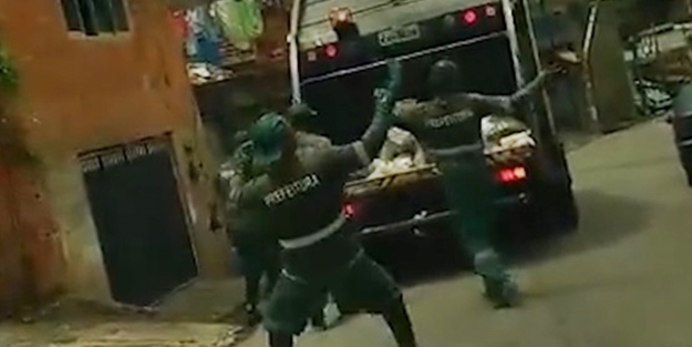 Dans ederek çöp toplayan işçiler gülümsetti