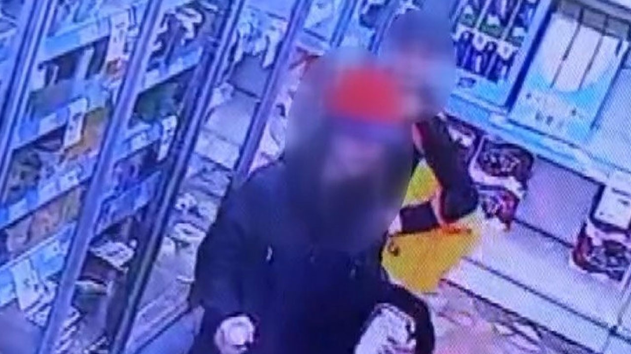 Dans ederek dikkat dağıttı, arkadaşına yolu açtı! Markette akılalmaz hırsızlık