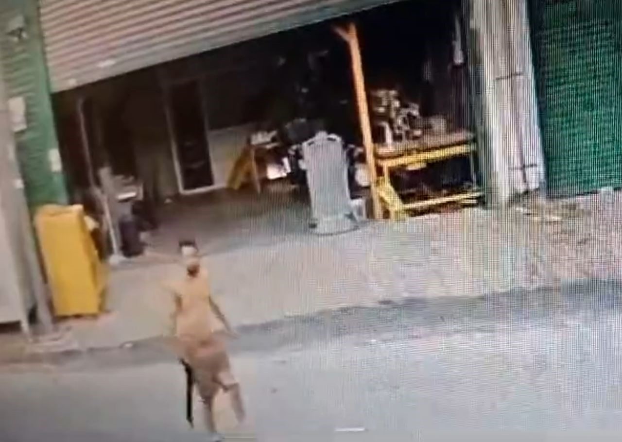 Dans ederek iş yerini kundakladı! O anlar kamerada