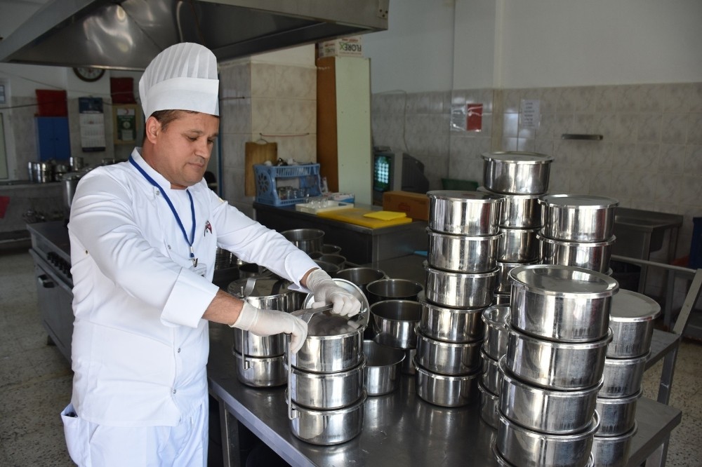 Dar gelirliler soğukta yemek ile ısınıyor 