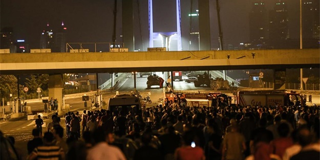 Darbe girişimi tam 22 saatte püskürtüldü