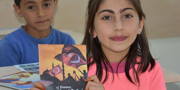 Darbe girişimini anlatan broşürler öğrencilere dağıtıldı