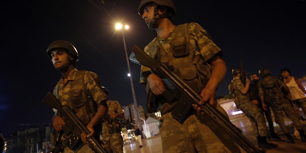 Darbe günü sivil görünümlü Nato askerleri kimlerdi?