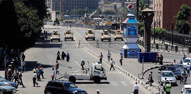 Darbe rejimi, meydanları kapattı