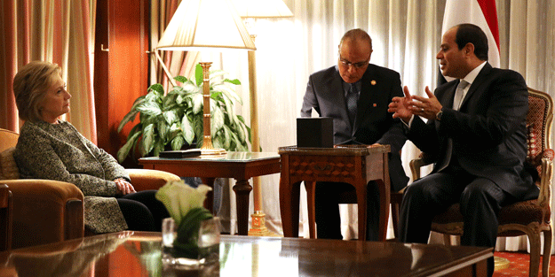 Darbe sevici Hillary, Sisi ile bir araya geldi