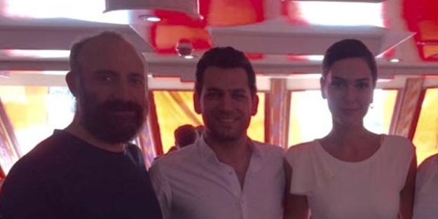 Darbe girişimi sonrası tatile çıkan Halit ve Bergüzar da Yenikapı'da