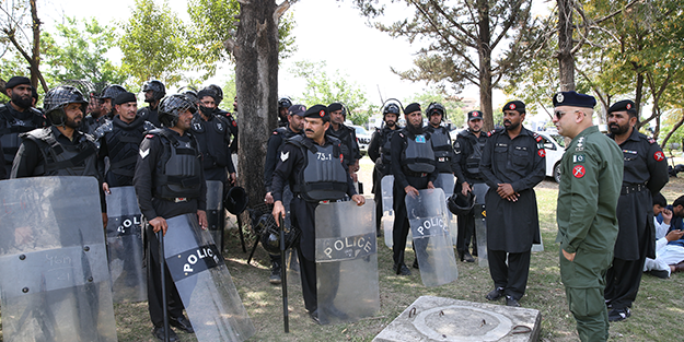 Darbe söylentilerinin olduğu Pakistan'da asker sokakta!