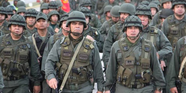 Darbe yapılmak istenen Venezuela'da ordu sokağa çıktı