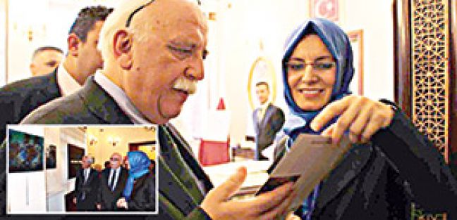 Darbe mağduru başörtülü ressam dünyada takdir topladı