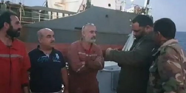 Darbeci Hafter güçleri Türk mürettebatlı gemiye el koydu
