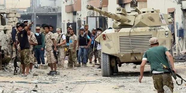 Darbeci Hafter milisleri Trablus'u yine vurdu!