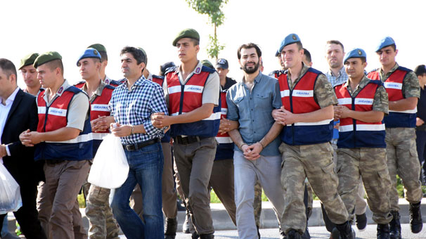 Darbeci hain getirilirken bunu yaptı! Gazetecilere doğru bakarak…