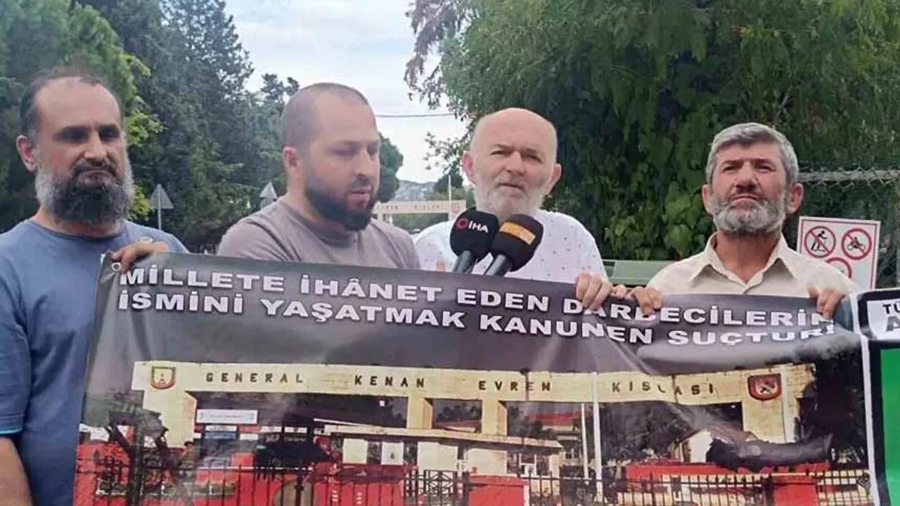 Darbeci Kenan Evren'in isminin kışladan kaldırılması için protesto