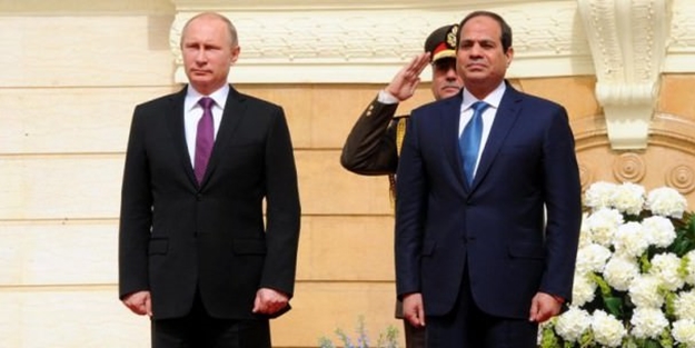 Darbeci Sisi'nin Putin'i karşılama töreninde skandal olay