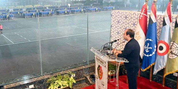 Darbeci Sisi'nin yeni önlemi! Camekan ardından asker selamladı