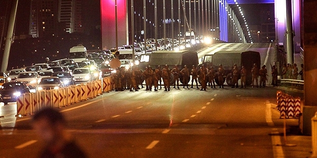 Darbeciler Boğaziçi Köprüsü'nde insanları böyle kurşuna dizdi!